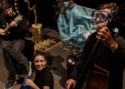 Ce conte musical raconte l'histoire d'un sac plastique, utilisé puis abandonné, abordant le thème de l'écologie et de la surconsommation de plastique, sans tomber dans un discours moralisateur et négatif.