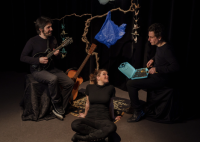Ce conte musical raconte l'histoire d'un sac plastique, utilisé puis abandonné, abordant le thème de l'écologie et de la surconsommation de plastique, sans tomber dans un discours moralisateur et négatif.