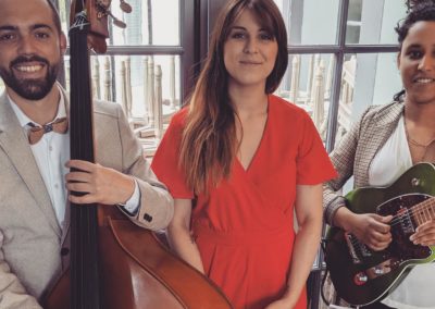 Dixit Trio. Un savant mélange de hit, de nostalgie, d’arrangements chic et groovy, ne laissant personne indifférent. Au travers de leur univers, ils revisitent les rythmes irrésistibles d’un Michael Jackson, la chaleur d’une Amy Winehouse ou la fraicheur d’un Ed Sheeran. A la justesse d’une formation Contrebasse, Guitare et Chant, s’ajoute ce bouillonement d’influence qui fait la singularité de chacune de leurs prestations : polymorphe et exigeante.