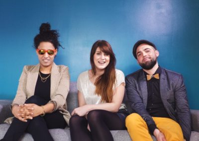 Dixit Trio. Un savant mélange de hit, de nostalgie, d’arrangements chic et groovy, ne laissant personne indifférent. Au travers de leur univers, ils revisitent les rythmes irrésistibles d’un Michael Jackson, la chaleur d’une Amy Winehouse ou la fraicheur d’un Ed Sheeran. A la justesse d’une formation Contrebasse, Guitare et Chant, s’ajoute ce bouillonement d’influence qui fait la singularité de chacune de leurs prestations : polymorphe et exigeante.