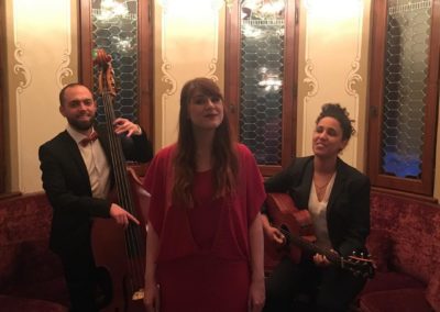 Dixit Trio. Un savant mélange de hit, de nostalgie, d’arrangements chic et groovy, ne laissant personne indifférent. Au travers de leur univers, ils revisitent les rythmes irrésistibles d’un Michael Jackson, la chaleur d’une Amy Winehouse ou la fraicheur d’un Ed Sheeran. A la justesse d’une formation Contrebasse, Guitare et Chant, s’ajoute ce bouillonement d’influence qui fait la singularité de chacune de leurs prestations : polymorphe et exigeante.