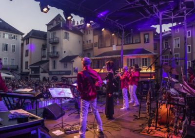 Une incroyable énergie sur scène, un hommage glamour et énergique aux plus grands noms de la soul music : Otis Redding, Aretha Franklin, The Blues Brothers, James Brown, Wilson Pickett…. la liste est longue, mais ils sont tous là pour plus de 2 heures de spectacle ! Plongez au coeur de la soul music pour une soirée inoubliable ! Snap your fingers !