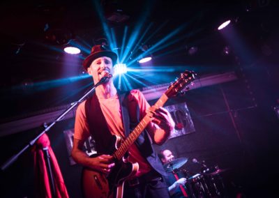 Reno, Yann & Antoine reprennent amoureusement un répertoire exclusivement féminin. Car si il est courant de voir des « filles » chanter des chansons de « mecs », l’inverse l’est beaucoup moins !… Des reprises ? oui, mais toujours dans un esprit créatif et ludique ! Un simple retour des choses. Avec une certaine dose d’amour, d’humour et de téstostérone… En électrique comme en acoustique, de la douceur Pop/Soul à la virilité Funk/Rock, avec entre autres invitées : Amy Winehouse, Blondie, Adele, Donna Summer, Roberta Flack, Katy Perry, Britney Spears, Edith Piaf, France Gall…