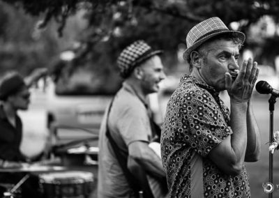 Ce trio nous embarque avec bonheur dans un univers swing dynamique. Mister Hole Swing propose un répertoire français festif et finement exécuté, une écriture ciselée et caustique, bref une vraie vaine humoristique comme un Saint-Germain-des-Prés de par chez nous.