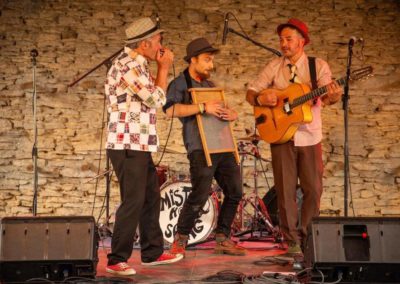 Ce trio nous embarque avec bonheur dans un univers swing dynamique. Mister Hole Swing propose un répertoire français festif et finement exécuté, une écriture ciselée et caustique, bref une vraie vaine humoristique comme un Saint-Germain-des-Prés de par chez nous.