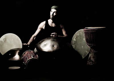 Théo vous invite à un voyage musical à bord de ses soucoupes volantes… Il vous emmènera aux 4 coins de son monde avec ses rythmes et mélodies envoutantes et apaisantes. La diversité de son répertoire est à l’image de ses experiences, rencontres , influences et de son ouverture d’esprit et de coeur.