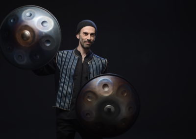 Théo vous invite à un voyage musical à bord de ses soucoupes volantes… Il vous emmènera aux 4 coins de son monde avec ses rythmes et mélodies envoutantes et apaisantes. La diversité de son répertoire est à l’image de ses experiences, rencontres , influences et de son ouverture d’esprit et de coeur.