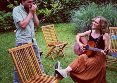 Lula Maeve (Maéva Parriaux) à la guitare et au chant, accompagnée par Eddy Guiso à l’harmonica, vous transporteront dans leur univers délicat et cocooning de reprises aux sonorités folk et country.