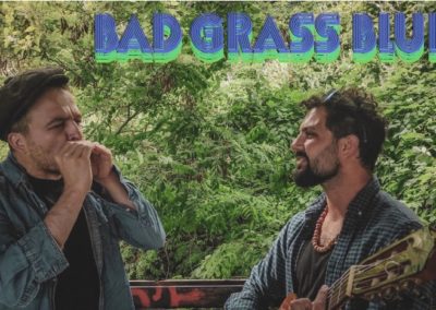 Ce duo explore les nuances du blues teintées de soul porté par une voix rock et un harmonica énergique. Un répertoire blues allant chercher pépites cachées et reprenant des hymnes de ce style émancipateur caractéristique. Bad Grass Blues est un duo de musique qui offre une fusion unique de blues, de rock et de soul. Notre musique est faite avec passion et amour et nous nous efforçons de partager nos émotions avec le public à chaque concert. Antoine Burgos à la guitare et au chant et Eddy Guiso à l'Harmonica.