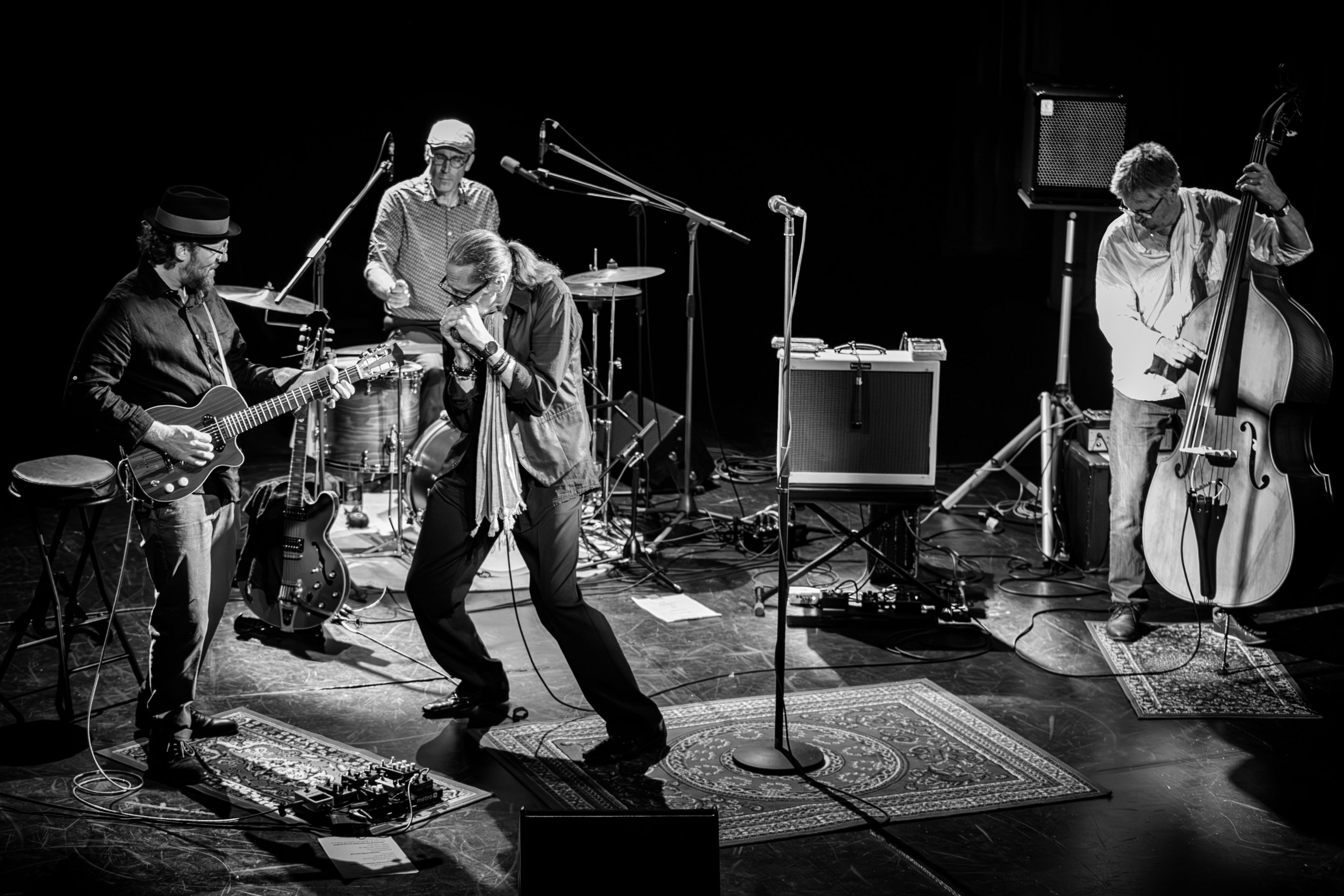 SLIM POT AU NOIR JUIN23 11-(1) Cincinnati Slim Trio Ce trio Guitare chant, harmonica et Contrebasse offre un spectacle musical plein de sensibilité sur une musique qui sait émouvoir , le Delta Blues .